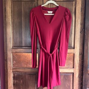 Super flattering Boden dress, ties at waist. Wrinkle free breathable fabric